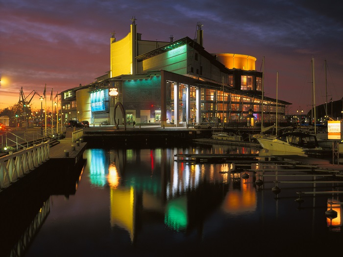 IKI – red karma SU-EN × Junichi Kakizaki Performance Installation